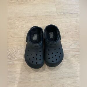 Black Sherpa lined Crocs size youth 12